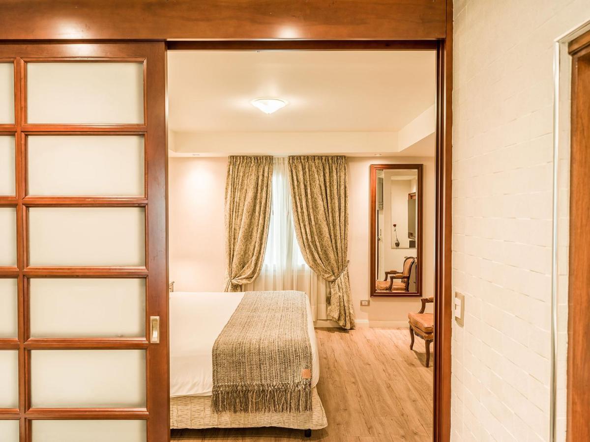 Melia Recoleta Plaza Hotel Buenos Aires Exterior photo A sliding door