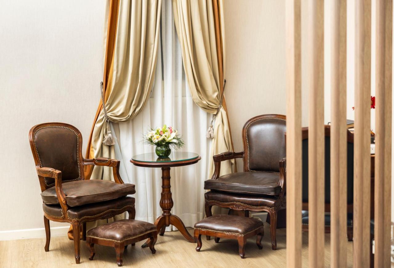 Melia Recoleta Plaza Hotel Buenos Aires Exterior photo A pair of armchairs